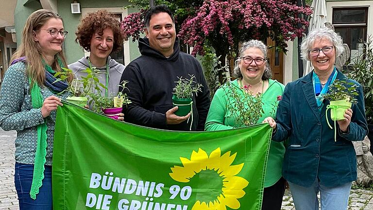 Der neue Grüne Ortsvorstand (von links): Beisitzerin Claudia Weber, Beisitzerin Teresa Müller-Ott, Vorsitzender Charles Leineweber, Beisitzerin Karen Bauer und Vorsitzende Britta Huber. Der neue Grüne Ortsvorstand (von links): Beisitzerin Claudia Weber, Beisitzerin Teresa Müller-Ott, Vorsitzender Charles Leineweber, Beisitzerin Karen Bauer und Vorsitzende Britta Huber.