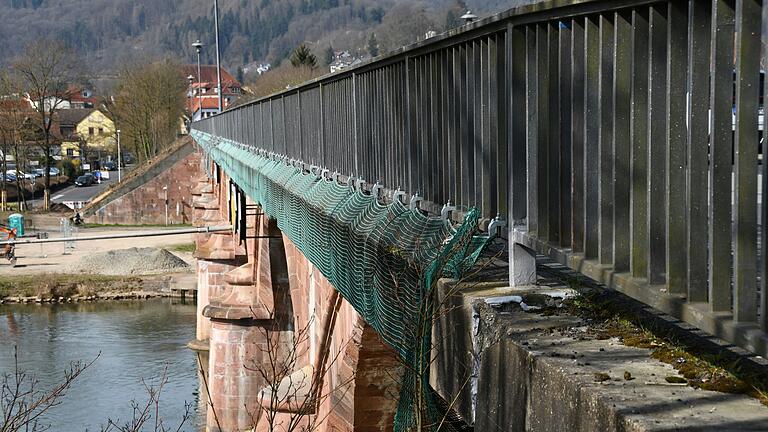 Die Netze an der Alten Mainbrücke in Lohr werden Ende März überprüft. Die Netze an der Alten Mainbrücke in Lohr werden Ende März überprüft.