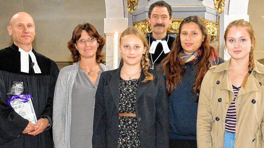 Dekan Jürgen Blechschmidt (hinten) entband Pfarrer Stephan Aupperle vom Dienst in Ermershausen und wünschte der ganzen Familie (mit im Bild Sabine Aupperle und die Kinder Frederike, Naemi und Annika) Gottes Segen für ihren Neuanfang im Badischen.