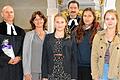 Dekan Jürgen Blechschmidt (hinten) entband Pfarrer Stephan Aupperle vom Dienst in Ermershausen und wünschte der ganzen Familie (mit im Bild Sabine Aupperle und die Kinder Frederike, Naemi und Annika) Gottes Segen für ihren Neuanfang im Badischen.