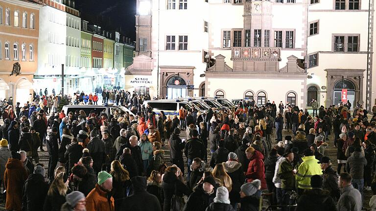 Die AfD sieht den unangemeldeten Massenprotest am vergangenen Sonntag auf dem Schweinfurter Marktplatz als Flashmob durch das Grundgesetz gedeckt. Die AfD sieht den unangemeldeten Massenprotest am vergangenen Sonntag auf dem Schweinfurter Marktplatz als Flashmob durch das Grundgesetz gedeckt. 