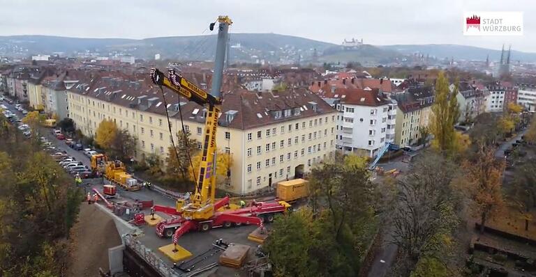 Der Spezialkran mit einer Traglast von 750 Tonnen steht an der Baustelle für die neue Siligmüllerbrücke bereit (Standbild aus dem Video). Der Spezialkran mit einer Traglast von 750 Tonnen steht an der Baustelle für die neue Siligmüllerbrücke bereit (Standbild aus dem Video).