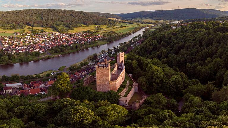 Hoch über Stadtprozelten thront die Ruine Henneburg und lädt zu einer Reise ins Mittelalter ein.