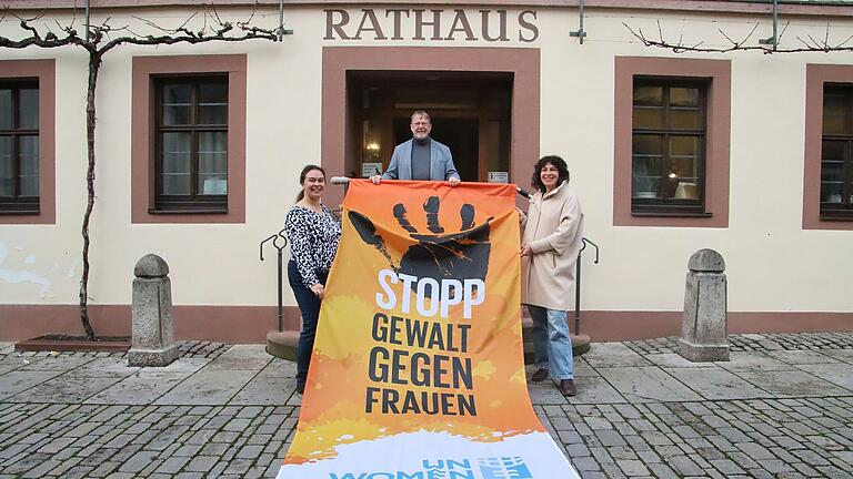 Dritte Bürgermeisterin Veronika Wegner (links) und Bürgermeister Michael Röhm (Mitte) mit Initiatorin Elfriede Denk (rechts)