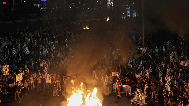 Proteste in Israel.jpeg       -  Der israelische Regierungschef Benjamin Netanjahu hat weitgehend die Kontrolle über sein Land verloren. Die landesweiten Proteste gegen die Regierung  haben Israel in ein Chaos gestürzt.