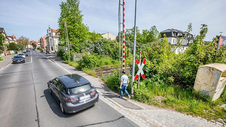 Der Gehweg, der in der Frankenwinheimer Straße die Bahngleise quert, lässt Fußgängern nicht viel Platz. Direkt neben ihnen rollt der Verkehr. Der Gehweg, der in der Frankenwinheimer Straße die Bahngleise quert, lässt Fußgängern nicht viel Platz. Direkt neben ihnen rollt der Verkehr.