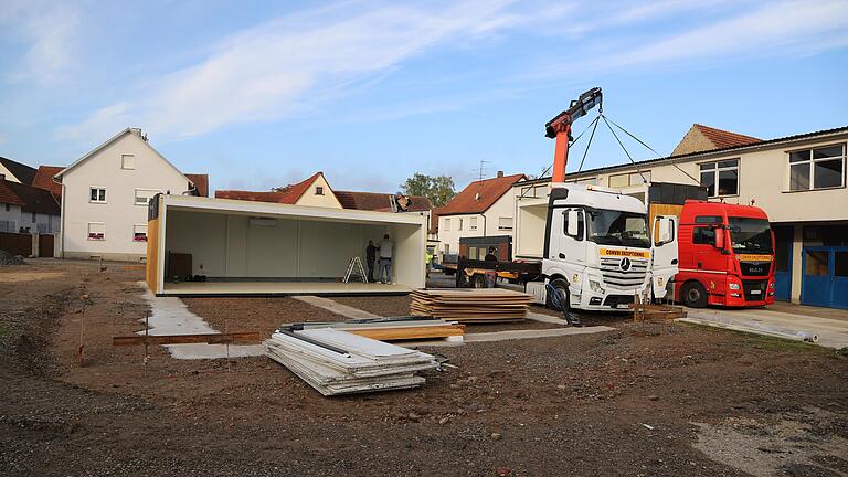 Innerhalb von drei Wochen erfolgte der Aufbau der Module und anschließend der Innenausbau des Ladens. Das Bild zeigt die Anlieferung der fünf in Polen gefertigten Container am 4. Oktober.