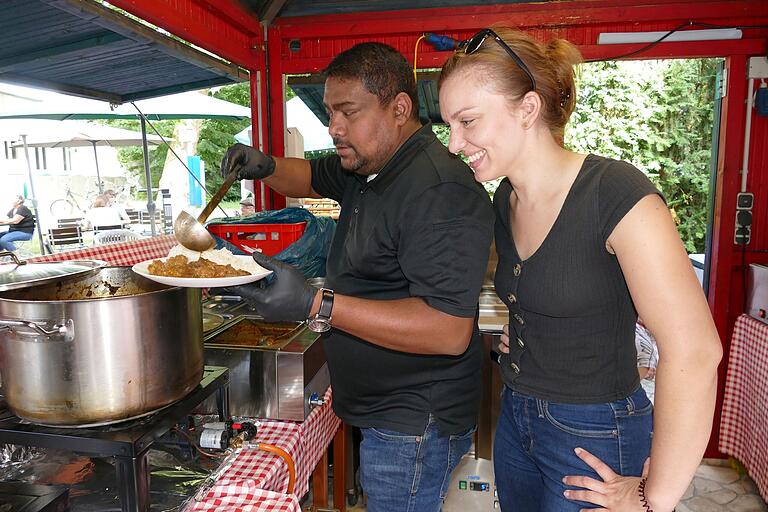 Jazz Roos und seine maledivischen Rivas - Curry-Eintopfgerichte. Lea Schönland assistiert.