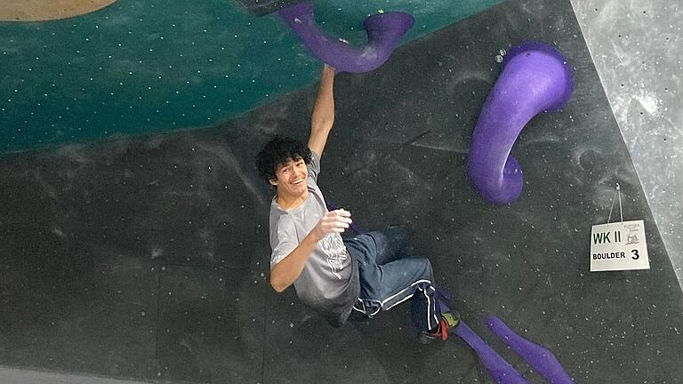 Viel Spaß beim Bouldern hatte Ismael Khater, der mit seinem Team des Matthias-Grünewald-Gymnasiums Würzburg bei den Stadtmeisterschaften Bronze erkletterte. Viel Spaß beim Bouldern hatte Ismael Khater, der mit seinem Team des Matthias-Grünewald-Gymnasiums Würzburg bei den Stadtmeisterschaften Bronze erkletterte.