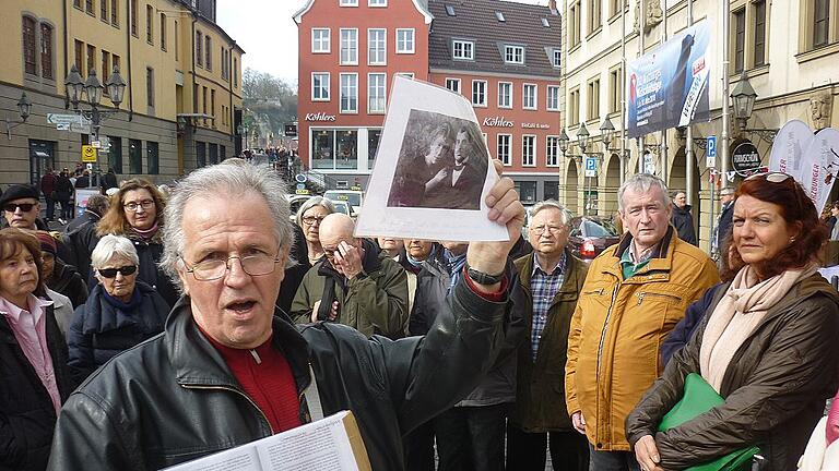 Auf den Spuren von Jehuda Amichai: Stadtheimatpfleger Hans Steidle informiert über biografische Stationen des Dichters in Würzburg.