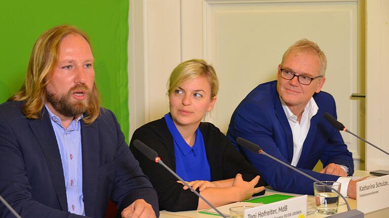 Holger Laschka (rechts) mit Anton Hofreiter, Fraktionsvorsitzender der Grünen im Bundestag, sowie Katharina Schulze, Fraktionsvorsitzende der Grünen im Landtag.