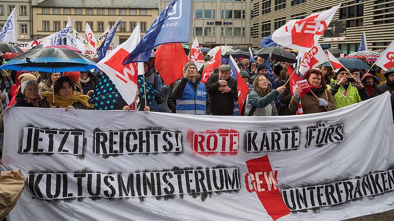 Unter Beschuss geriet Bayerns Kultusminister bereits im Frühjahr, als er das 'Piazolo-Paket' gegen den Lehrermangel schnürte und insbesondere Grundschullehrern mehr Unterrichtspflichtzeit aufbürdete. Der Lehrerprotest dagegen war stark - auch wie hier in Würzburg.&nbsp;