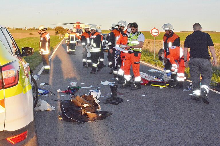 Der letzte von insgesamt vier Verkehrsunfällen Anfang Oktober. Kurz vor 19 Uhr hebt der Hubschrauber mit dem schwerverletzten Motorradfahrer ab. Mitten im Geschehen, Elias Holzheimer als Einsatzleiter Rettungsdienst.