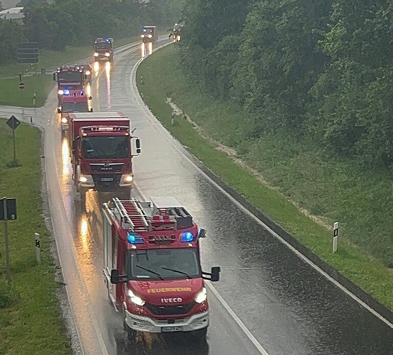 Im strömenden Regen passierte der Feuerwehr-Konvoi auf dem Weg nach Schwaben am Samstagabend auf der B 286 Gerolzhofen.