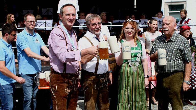 Am Freitag, 19. Juli, ist es wieder soweit: Dann heißt die Stadt Eltmann zu den Biertagen willkommen. Auf dem Foto von 2023 stoßen die drei Bürgermeister Michael Ziegler, Peter Klein und Hans-Georg-Häfner mit der ehemaligen Bierprinzessin Kerstin Friedrich an.&nbsp;