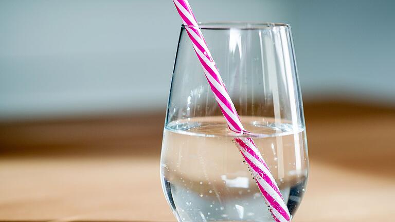 Ein Glas Wasser mit einem Trinkhalm       -  Viele Flavored-Water-Produkte setzen auf Süßstoffe und künstliche Aromen: Ungesüßtes Wasser könnte dadurch langfristig weniger attraktiv wirken.