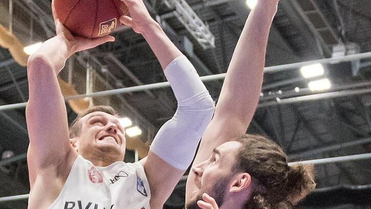 Basketball - easyCredit BBL - Fraport Skyliners - s.Oliver Wuerzburg       -  Johannes Richter, erneut treffsicherster Würzburger, setzt sich gegen Marco Völler durch.