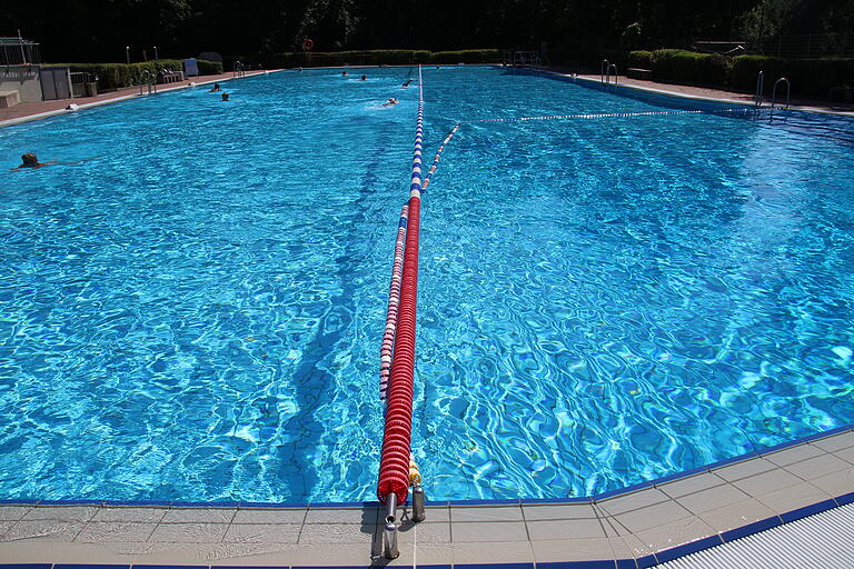 Im Schwimmerbecken soll eine Trennung die Schwimmer auf Abstand halten.