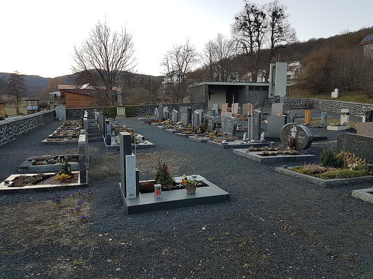 Friedhof im Wandel: Bei der Bürgerversammlung in Ginolfs kündigte Bürgermeisterin Birgit Erb an, in Eigenregie des Bauhofes neue Möglichkeiten der Bestattung auf dem Ginolfser Friedhof zu schaffen.