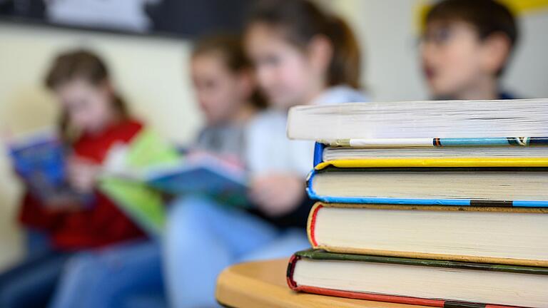 Für Schülerinnen und Schüler, die Wochen oder Monate im Krankenhaus verbringen, sind Schulbücher nicht tabu. Die Schule für Kranke sorgt für den Unterricht. In Schweinfurt wird die Einrichtung nun erweitert (Symbolbild).