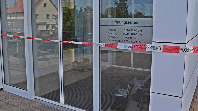 Im vergangenen Jahr drangen Einbrecher in die Raiffeisenbank im Grabfeld in Oberssfeld (Archivbild) ein. Sie wurden durch den dabei ausgelösten Alarm gehindert, den Geldautomaten zu knacken. Im vergangenen Jahr drangen Einbrecher in die Raiffeisenbank im Grabfeld in Oberssfeld (Archivbild) ein. Sie wurden durch den dabei ausgelösten Alarm gehindert, den Geldautomaten zu knacken.