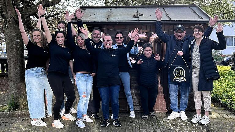 Überraschung! Das Team richtete am Ruhetag eine Party für Thea Triftshäuser (ab Dritte von rechts) sowie Thomas und Katja Wimmer aus. Dabei stieß das Team auf das 50-jährige Bestehen der Dorfschänke an. Überraschung! Das Team richtete am Ruhetag eine Party für Thea Triftshäuser (ab Dritte von rechts) sowie Thomas und Katja Wimmer aus. Dabei stieß das Team auf das 50-jährige Bestehen der Dorfschänke an.