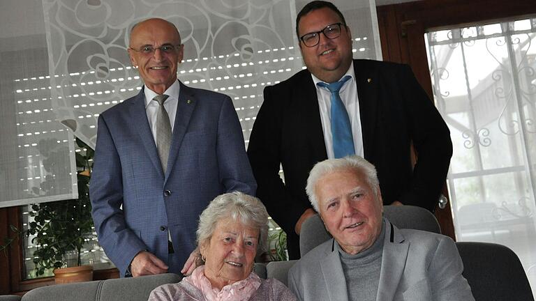 Heidi und Armin Dauelsberg feierten am Samstag diamantene Hochzeit. Landrat Wilhelm Schneider (hinten links) und Bürgermeister Alexander Bergmann (hinten rechts) gratulierten. Heidi und Armin Dauelsberg feierten am Samstag diamantene Hochzeit. Landrat Wilhelm Schneider (hinten links) und Bürgermeister Alexander Bergmann (hinten rechts) gratulierten.