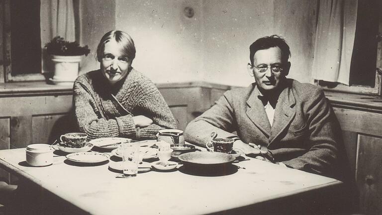 Max Mohr mit seiner Frau Käthe in ihrem Bauernhof in Wolfsgrub bei Rottach Egern, wo beide gemeinsam abseits der Metropolen lebten. Max Mohr mit seiner Frau Käthe in ihrem Bauernhof in Wolfsgrub bei Rottach Egern, wo beide gemeinsam abseits der Metropolen lebten.