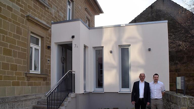 Anstelle der Garage entstand direkt am Haus, mit einem Zugang von dort die Praxis für Osteopathie von Sebastian Weiß. Bürgermeister Roland Hoh (links) freut sich über das medizinische Angebot in seiner Gemeinde. Der moderne Praxisanbau fügt sich seiner Ansicht nach harmonisch an das ehemalige Pfarrhaus an. Anstelle der Garage entstand direkt am Haus, mit einem Zugang von dort die Praxis für Osteopathie von Sebastian Weiß. Bürgermeister Roland Hoh (links) freut sich über das medizinische Angebot in seiner Gemeinde. Der moderne Praxisanbau fügt sich seiner Ansicht nach harmonisch an das ehemalige Pfarrhaus an.