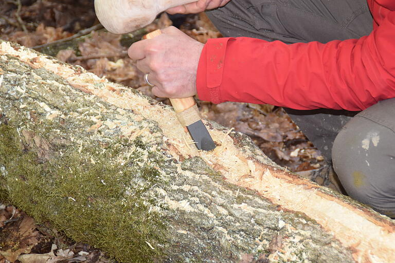 Verastungen im Holz beseitigten die Fachleute mit Hammer und Meißel. Verastungen im Holz beseitigten die Fachleute mit Hammer und Meißel.