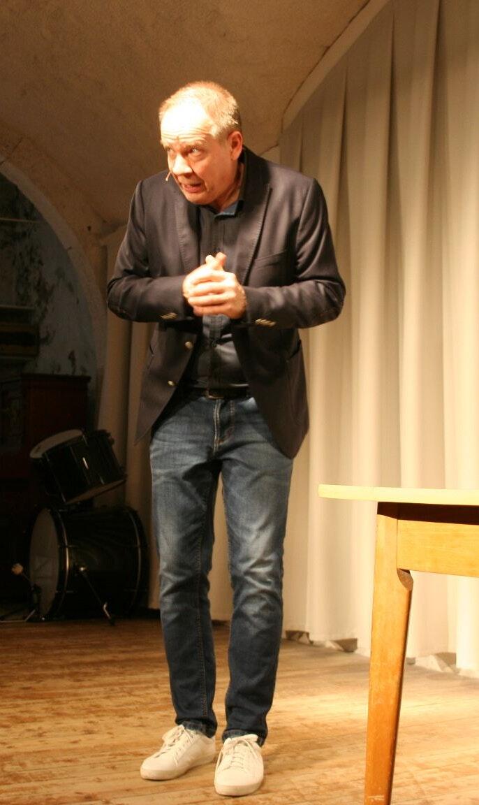 Thomas Schreckenberger auf der Bühne im Bürgerkeller in Ochsenfurt Thomas Schreckenberger auf der Bühne im Bürgerkeller in Ochsenfurt