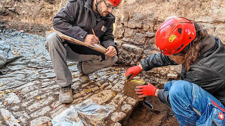 Historisches Pflaster wird eingetütet - Nachdem sich die Stadträte nicht dazu entschließen konnten, das in der Spiegelstraße freigelegte – vermutlich rund 500 Jahre – alte Pflaster sichtbar zu erhalten, bauen Archäologen die alten Steine jetzt ab. Sie werden gekennzeichnet und einzeln verpackt, um sie nach Auskunft des Rathauses bei dem für die Ausgrabungen zuständigen Archäologie-Betrieb zu lagern. Denn nach Vorschlag von Stadtbaurat Christian Baumgart will man zumindest einen Teil des historischen Pflasters anderswo einbauen. Wo, steht noch nicht fest. Der Abbau dürfte bald beendet sein, denn die Stadt möchte möglichst schnell mit den Kanalarbeiten in der neuen Fußgängerzone Spiegelstraße weitermachen. Historisches Pflaster wird eingetütet - Nachdem sich die Stadträte nicht dazu entschließen konnten, das in der Spiegelstraße freigelegte – vermutlich rund 500 Jahre – alte Pflaster sichtbar zu erhalten, bauen Archäologen die alten Steine jetzt ab. Sie werden gekennzeichnet und einzeln verpackt, um sie nach Auskunft des Rathauses bei dem für die Ausgrabungen zuständigen Archäologie-Betrieb zu lagern. Denn nach Vorschlag von Stadtbaurat Christian Baumgart will man zumindest einen Teil des historischen Pflasters anderswo einbauen. Wo, steht noch nicht fest. Der Abbau dürfte bald beendet sein, denn die Stadt möchte möglichst schnell mit den Kanalarbeiten in der neuen Fußgängerzone Spiegelstraße weitermachen.