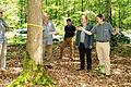 Beim Besuch im Wirtschaftswald erläuterte Ulrich Mergner (2. von rechts), wie dort auf Grundlage des Trittsteinkonzepts Holz geerntet, die Artenvielfalt gestärkt und gleichzeitig der Wald gegen den Klimawandel gewappnet wird.