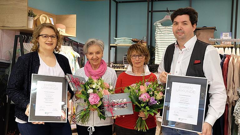 Vor dem Eintritt in den Ruhestand: Inge Spaniol (Zweite von links) und Renate Heilmann (Zweite von rechts) wurden von Heiko und Tanja Grom nach Jahrzehnten der Betriebstreue zum Modehaus Grom förmlich verabschiedet.