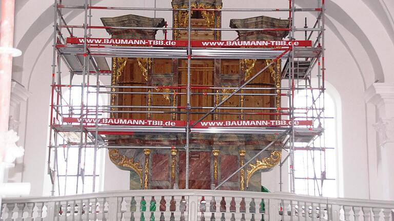 Die Pfeifen der prächtigen Seuffert-Orgel sind ausgebaut und werden ebenfalls generalüberholt.