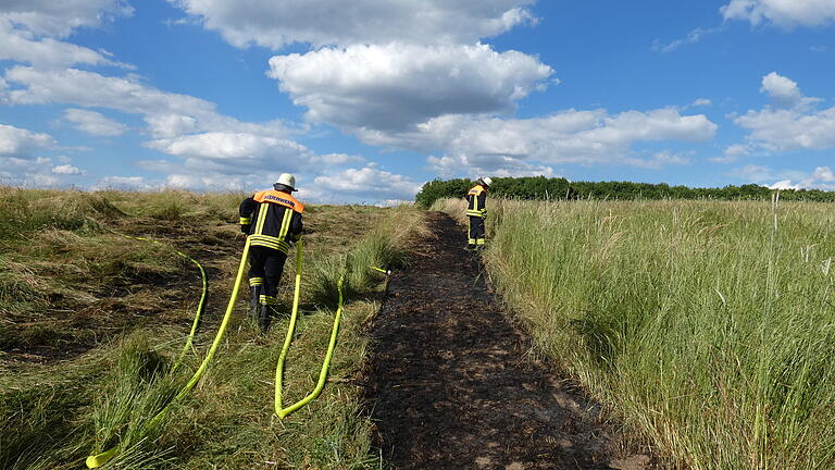 Auf einer Länge von circa 180 Metern brannte am Freitag dieser Feldweg sowie teilweise ein angrenzendes Feld (links) in der Nähe von Unterschwappach. Auf einer Länge von circa 180 Metern brannte am Freitag dieser Feldweg sowie teilweise ein angrenzendes Feld (links) in der Nähe von Unterschwappach.