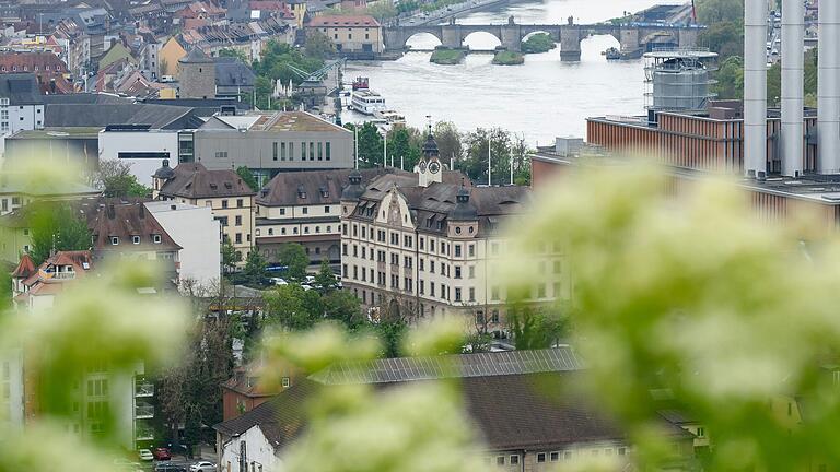 Blick auf das ehemalige Hauptzollamt in der Veitshöchheimer Straße. Heute sitzt hier das Technische Rathaus von Würzburg. Blick auf das ehemalige Hauptzollamt in der Veitshöchheimer Straße. Heute sitzt hier das Technische Rathaus von Würzburg.