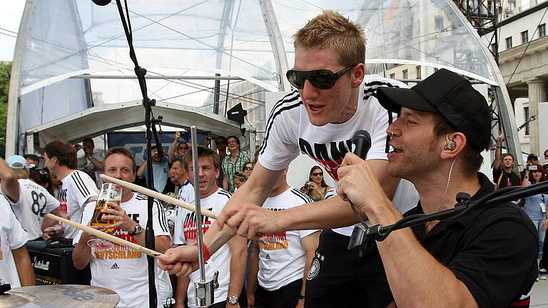 World Cup 2014 - Berlin Fanmeile 2006.jpeg       -  2006 spielte Florian Weber mit Bastian Schweinsteiger Schlagzeug vor dem Brandenburger Tor. Gibt es diesmal eine Neuauflage bei der Heim-EM?