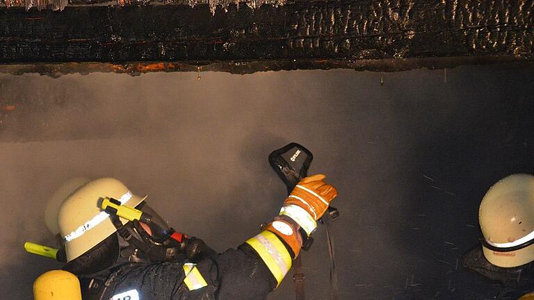 Mit der Wärmebildkamera wurde nach dem Ablöschen des Brandes in dem Holzanbau nach Glutnestern gesucht, um ein erneutes Aufflammen zu verhindern. Mit der Wärmebildkamera wurde nach dem Ablöschen des Brandes in dem Holzanbau nach Glutnestern gesucht, um ein erneutes Aufflammen zu verhindern.