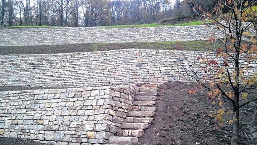 Markante Mauern: Für den historischen Weinberg am Fuß des Schwanbergs sind die Mauern errichtet, die Pflanzung erfolgt im Frühjahr 2014. Das Projekt gehört zu den Vorhaben des LIFE+-Projekts &bdquo;Wälder und Waldwiesentäler am Steigerwaldrand bei Iphofen&ldquo;.