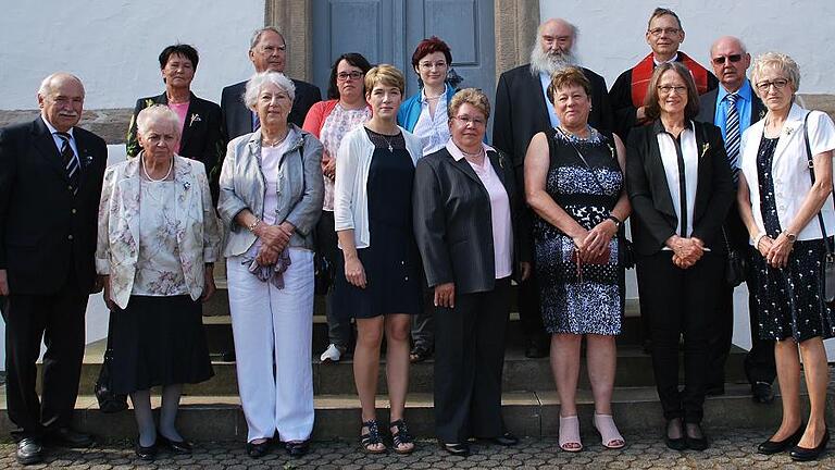 Jubelkonfirmation in Burgpreppach       -  (bra)   Am Sonntag wurde in Burgpreppach zusammen mit Pfarrer Manfred Greinke (Fischbach) Jubelkonfirmation gefeiert. Organistin Sophia Schorr begleitete den festlichen Gottesdienst musikalisch. Vor 75 Jahren wurde Irmgard Schneider konfirmiert. Eiserne Konfirmation (65 Jahre) feierten nun Willi Dellert und Erika Grimmer. Vor 60 Jahren wurden Erika Amschler und Christa Knauer konfirmiert. Vor 55 Jahren war Martin Hermann Konfirmand. Goldenen Konfirmation (50 Jahre) begingen Walter Engel, Uwe Pidun, Christa Hahn, Martha Vollert, Martha Neubauer und Renate Schmitt. Claudia Sambale, Alexandra Gleichmann und Tanja Helbig feierten Silberne Konfirmation.