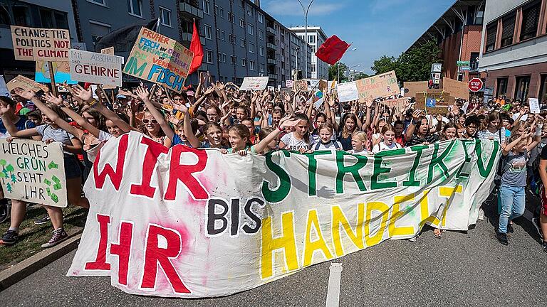 Fridays for Future Demonstration       -  Seit Monaten streiken Schüler jeden Freitag für besseren Umweltschutz. Nun ruft auch ein Bündnis aus Zivilgesellschaft, Kirchen und Gewerkschaften zur Unterstützung des großen Aktionstags am 20. September auf.