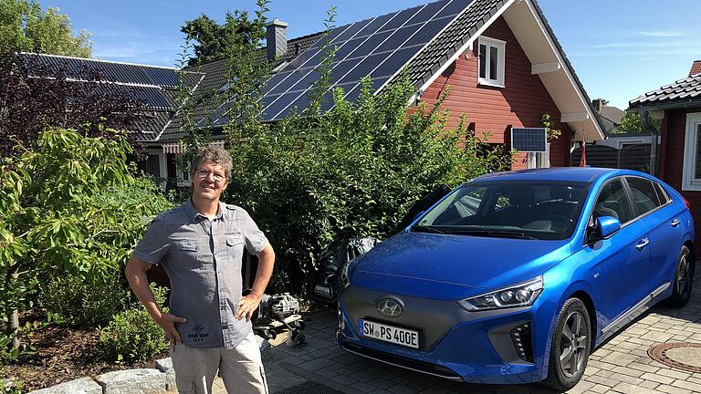 Stefan Bretscher aus Grafenrheinfeld nutzt den Strom seiner Photovoltaikanlage auf dem Dach für sein Haus und die beiden Autos.