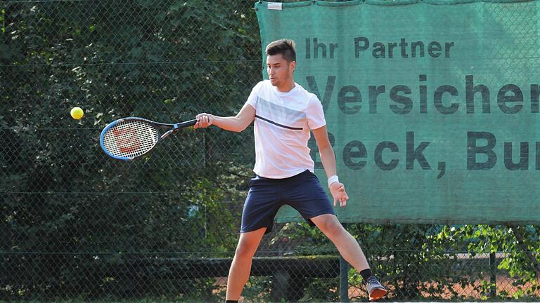 Zum Abheben: Teilnehmer Stefan Edelmann geht bei den Poppenroth Open bei seinem einzigen Spiel am Finaltag in die Luft. Foto: ssp       -  Zum Abheben: Teilnehmer Stefan Edelmann geht bei den Poppenroth Open bei seinem einzigen Spiel am Finaltag in die Luft. Foto: ssp