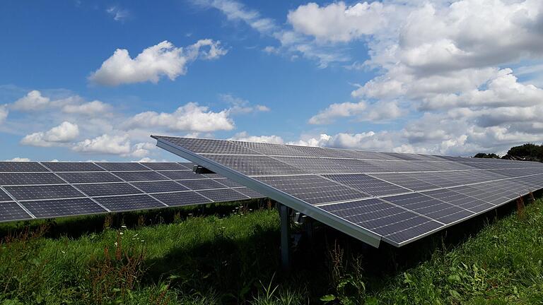 Freiflächen-Photovoltaik-Anlagen entstehen zur Zeit an einigen Stellen im Landkreis Haßberge. Der Stadtrat Haßfurt hat nun jedoch den Bau einer solchen Anlage abgelehnt. (Symbolbild)