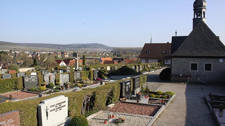 Der Himmelstadter Friedhof liegt im Sommer in der prallen Sonne. Der Gemeinderat diskutierte über einen Sonnenschutz.&nbsp;