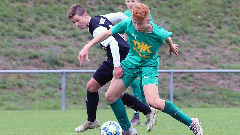 Unser Bild zeigt Niklas Schusser  (links) vom FC 05 Schweinfurt im Zweikampf.       -  Unser Bild zeigt Niklas Schusser  (links) vom FC 05 Schweinfurt im Zweikampf.