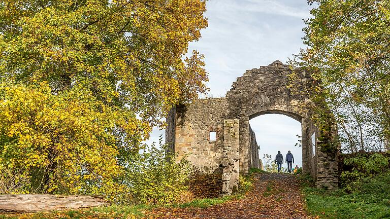 Im Landkreis Haßberge lassen sich auf unterschiedlich langen Wanderrouten altes Fachwerk, idyllische Natur, Burgen und die Burgruine am Bramberg bei Ebern entdecken.