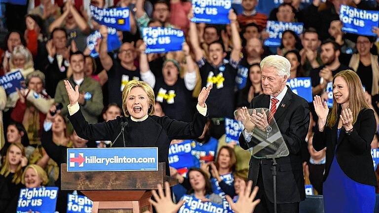 New Hampshire Primary       -  Bei den Demokraten bleibt Hillary Clinton die Favoritin für die Präsidentschaftskandidatur, aber zufrieden kann sie nicht sein. Sie liegt immerhin 22 Punkte hinter Konkurrent Bernie Sanders.