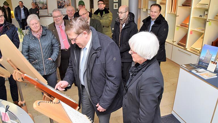 Landrat Helmut Weiß probierte unter Anleitung von Johanna Veeh-Krauß das Veeh-Harfenspiel.